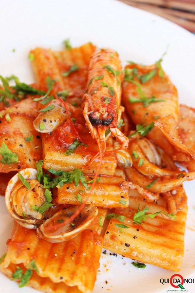 paccheri ondulati con pesce (4)