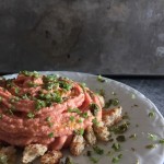 CREMA SPUMOSA AL POMODORO CON BRICIOLE DI PANE ALL’AGLIO E TRITO AROMATICO