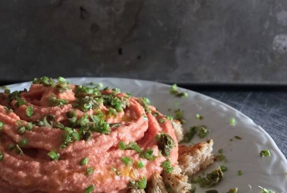 CREMA SPUMOSA AL POMODORO CON BRICIOLE DI PANE ALL’AGLIO E TRITO AROMATICO