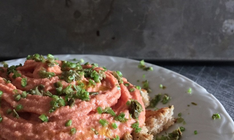 CREMA SPUMOSA AL POMODORO CON BRICIOLE DI PANE ALL’AGLIO E TRITO AROMATICO