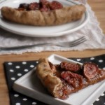 Crostata matta ai cereali con frutta estiva