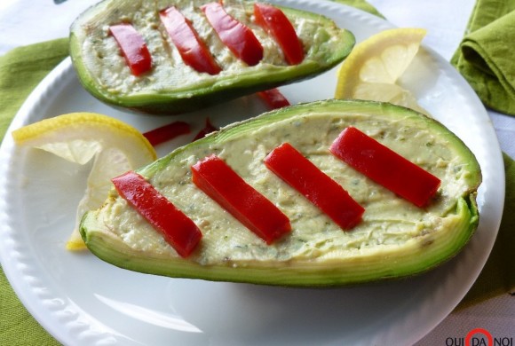 BARCHETTE DI AVOCADO CON GORGONZOLA PICCANTE