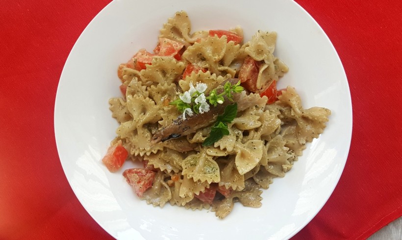 FARFALLE DI PESTO AROMATICO CON POMODORI E SGOMBRO