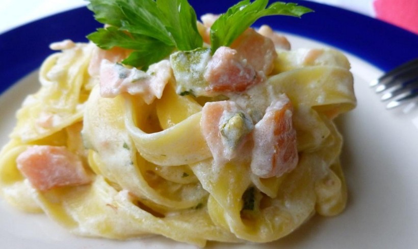 FETTUCCINE AL SALMONE E ZUCCHINE