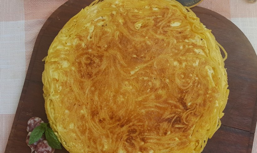 FRITTATA DI SPAGHETTI FARCITA CON SCAMORZA E SALSICCIA CASARECCIA CLAI