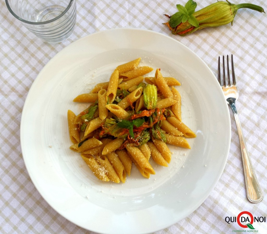 pennette di mais con fiori di zucca e menta