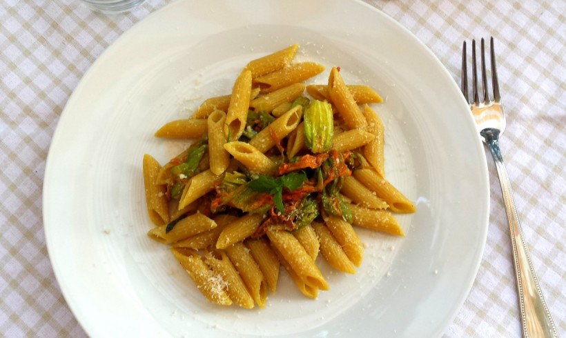 PENNETTE DI MAIS CON FIORI DI ZUCCA E MENTA