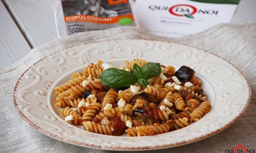 FUSILLI GIROLOMONI CON POMODORO NERO DI CRIMEA E MELANZANE