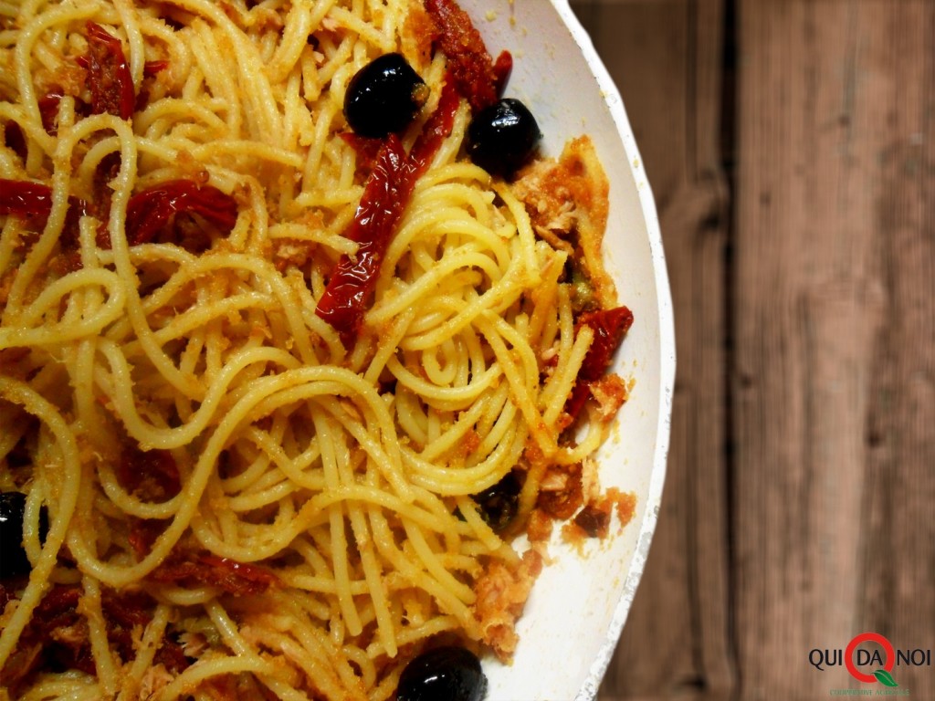 chitarrine-sabbiose-aglio-olio-e-peperoncino-con-tonno-olive-capperi-e-pomodori-secchi_paola-uberti_img