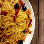 CHITARRINE “SABBIOSE” AGLIO, OLIO E PEPERONCINO CON TONNO, OLIVE, CAPPERI E POMODORI SECCHI