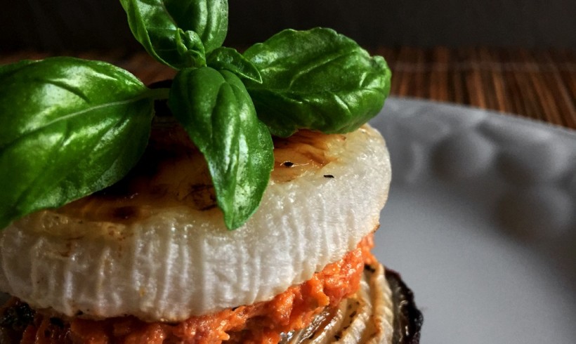 Sandwich di cipolle al forno con salame Clai al miele e basilico