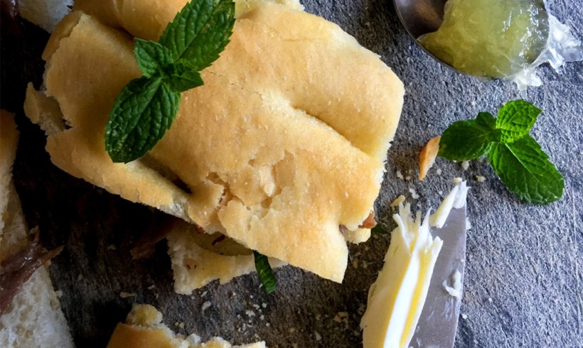 FOCACCIA CON BURRO, ACCIUGHE, MENTA E MARMELLATA DI BERGAMOTTO