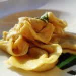 TORTELLONI DI FARRO ALL’UOVO CON BURRO E SALVIA