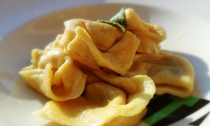 TORTELLONI DI FARRO ALL’UOVO CON BURRO E SALVIA