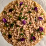 Risotto con erbe aromatiche, porri e fiori eduli