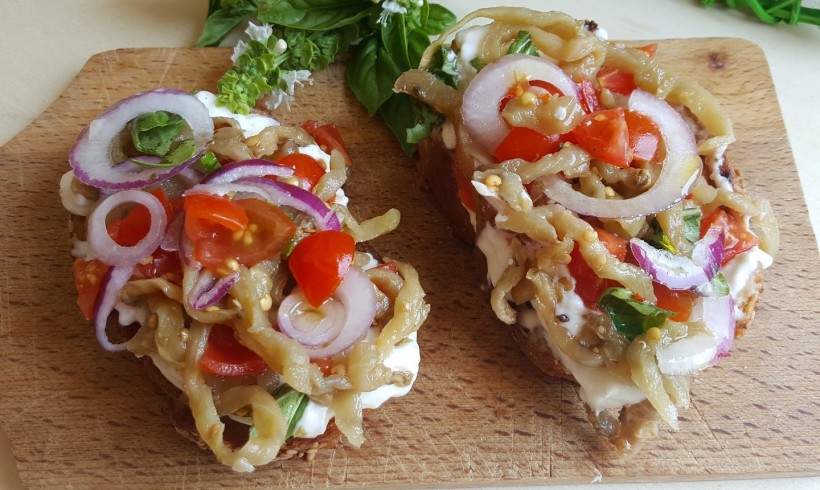 BRUSCHETTA CON STRACCHINO, MELANZANE SOTT’OLIO E CIPOLLA ROSSA DI TROPEA