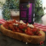 BRUSCHETTA ALLA GRECA CON POMODORO, OLIVE E FETA