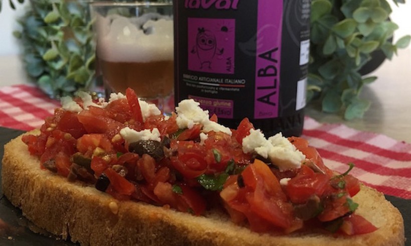 BRUSCHETTA ALLA GRECA CON POMODORO, OLIVE E FETA