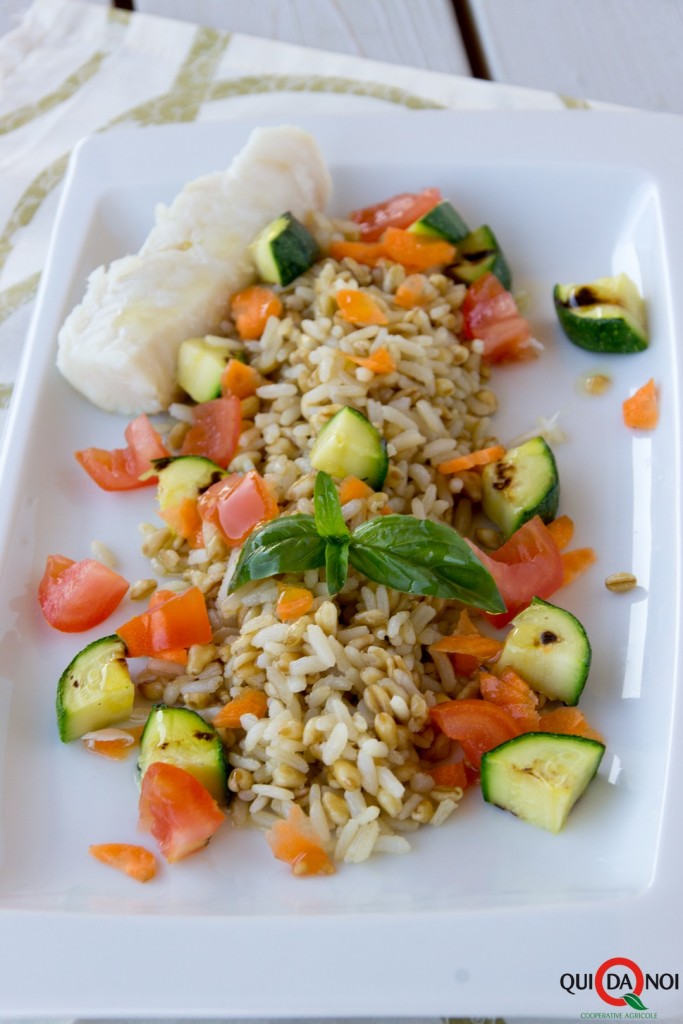 Insalata di riso e grano con merluzzo e olio all'arancia