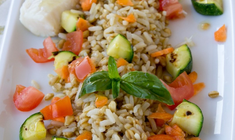 INSALATA DI RISO INTEGRALE E GRANO CON MERLUZZO E OLIO ALL’ARANCIA