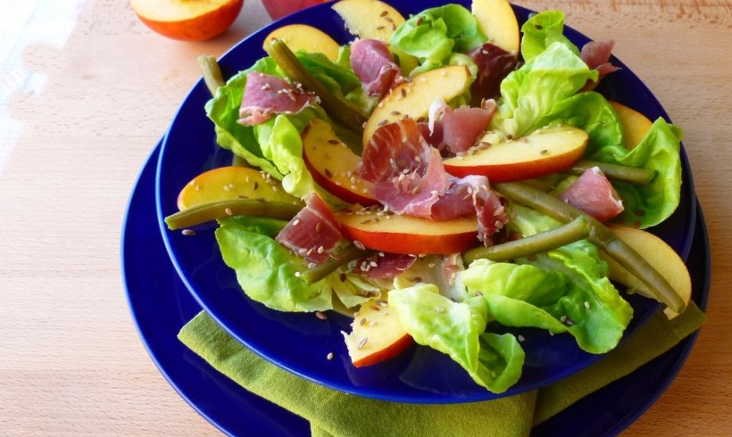 INSALATA DI LATTUGA, PESCHE E FIOCCO DI PROSCIUTTO CLAI