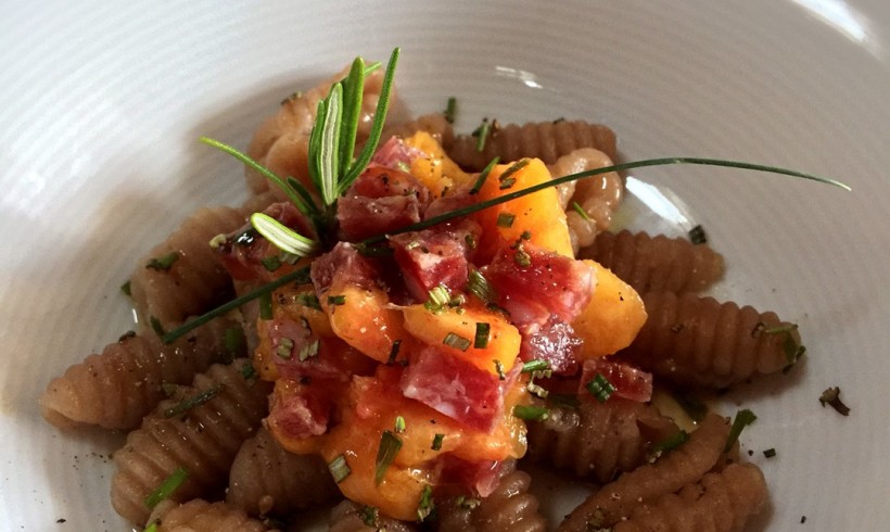 GNOCCHETTI ALLA BIRRA CON RAGU’ CRUDO DI PESCHE E SALAME E RIDUZIONE DI BIRRA E MIELE