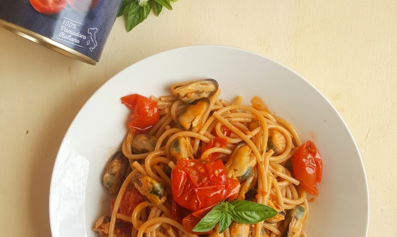 SPAGHETTI ALL’ARRABBIATA CON LE COZZE E POMODORINI CIRIO