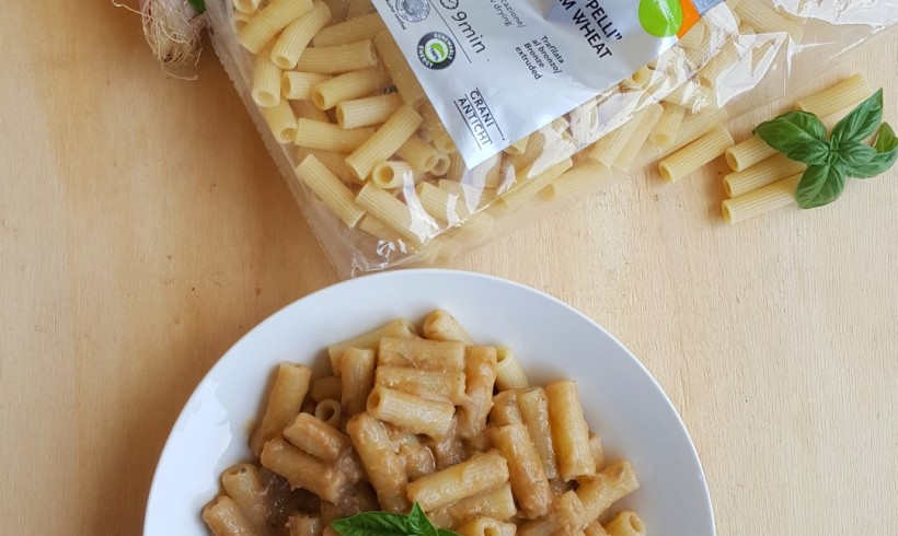 MACCHERONI AL PESTO DI MELANZANE E CIPOLLA ROSSA DI TROPEA