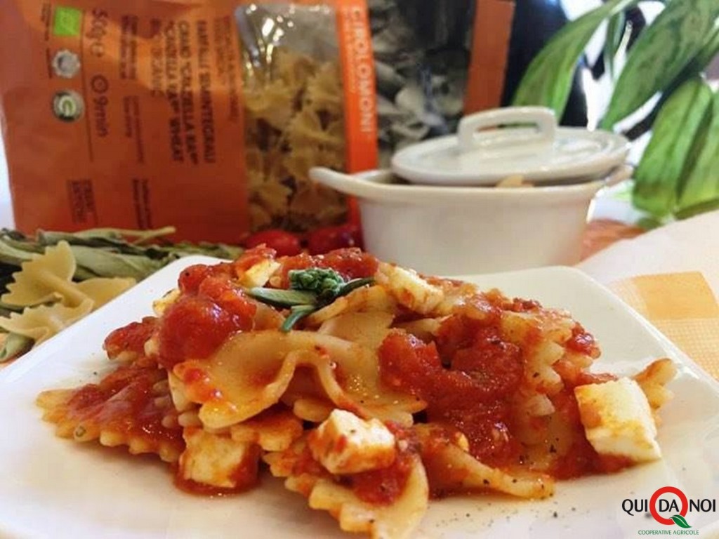 FARFALLE SALSA DI POMODORINI ALLE ERBE FRESCHE E FETA FOTO QUI DA NOI