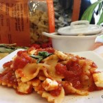 FARFALLE CON SALSA DI POMODORINI E FETA