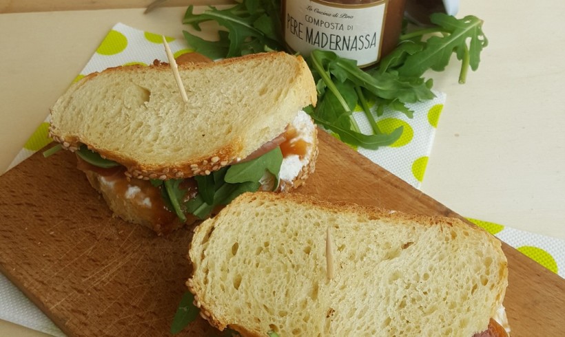 SANDWICH CON PROSCIUTTO CRUDO, RUCOLA, CAPRINO E COMPOSTA DI PERE MADERNASSA