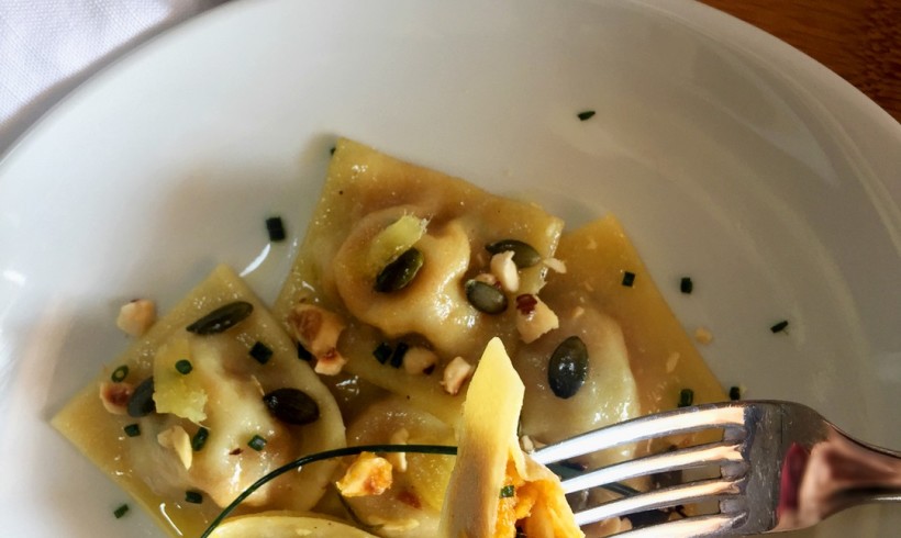 Ravioli ripieni di composta di zucca e zenzero, nocciole e Parmigiano con semi di zucca e zenzero candito