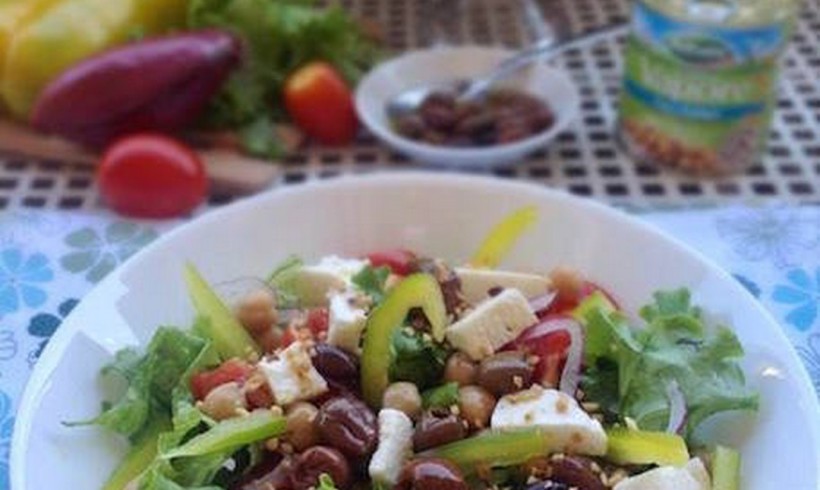 Insalata mediterranea con ceci e granella di nocciole