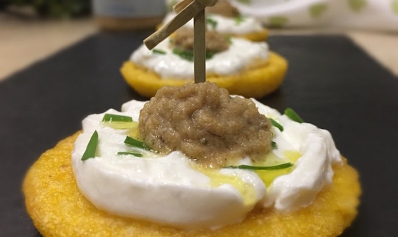 Crostini di polenta con burrata e patè di tinca affumicata