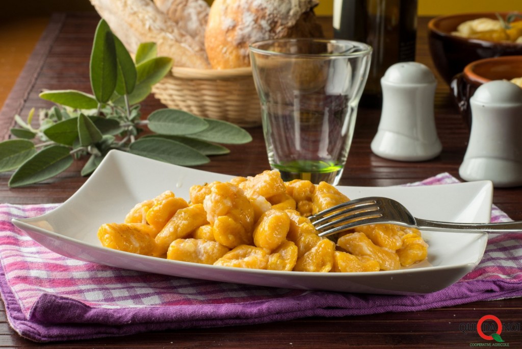 Gnocchi di zucca conditi nel piatto