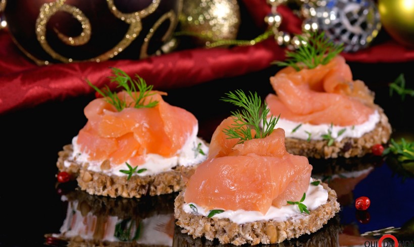 CANAPE’ DI SALMONE AFFUMICATO E ROBIOLA