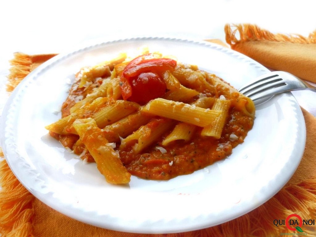 Penne al mais con peperoni e pomodori Pachino - Grassi