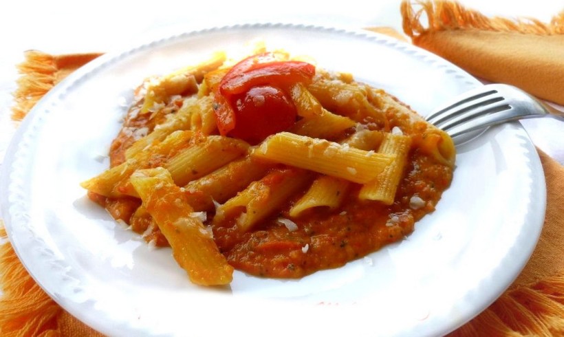 Penne al mais con peperoni e pomodori Pachino