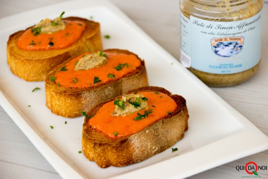 crostini con crema di peperoni e patè di tinca