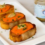 Crostini con crema di peperoni e patè di tinca affumicata del Lago Trasimeno