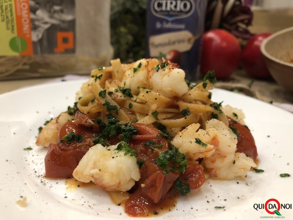 TAGLIATELLE SEMINTEGRALI CON RADICCHIO TARDIVO E GAMBERI FOTO