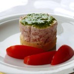 Mini cheesecake salate con crudo e pesto di rucola