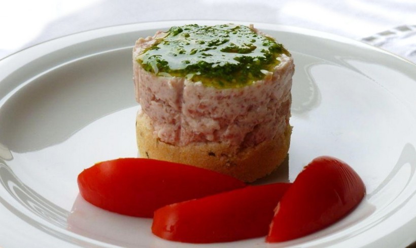 Mini cheesecake salate con crudo e pesto di rucola