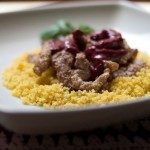 Straccetti di lonza alla salsa di more con cous cous di mais