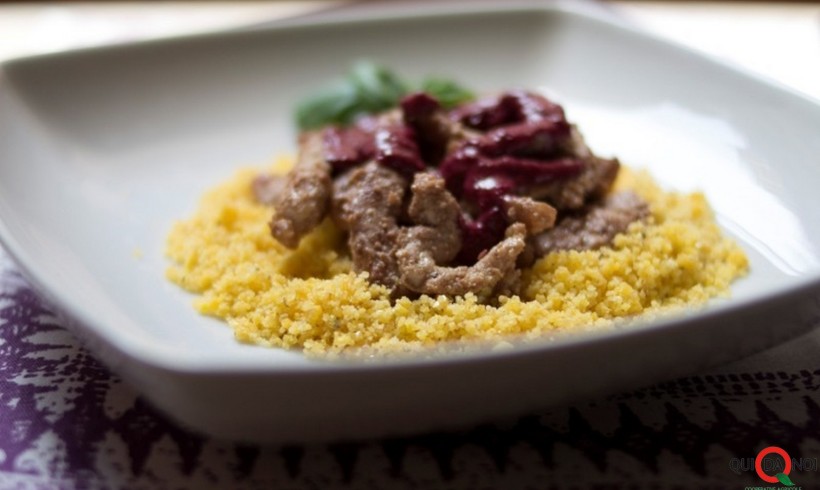 Straccetti di lonza alla salsa di more con cous cous di mais