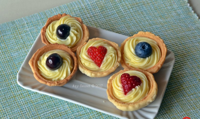 Tartellette ai frutti di bosco con crema pasticcera