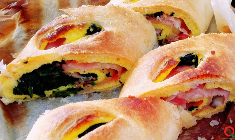 Rotolo ripieno al bacon e omelette