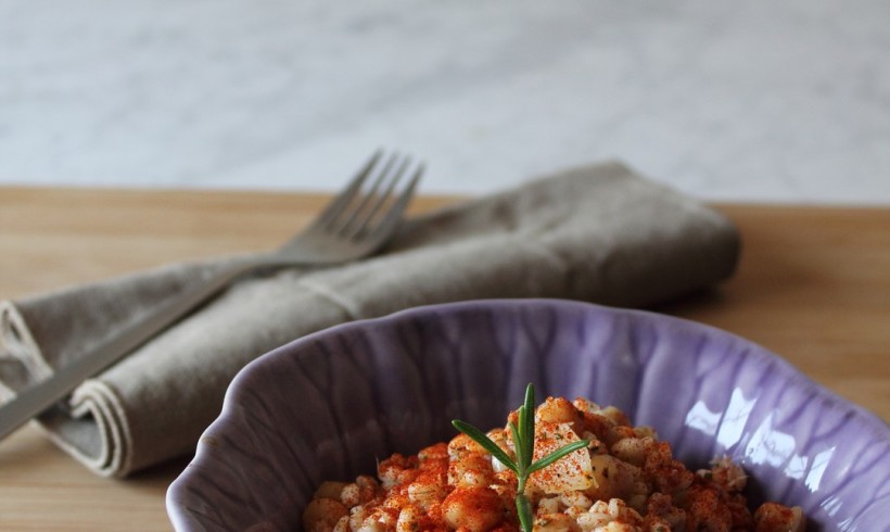 Insalata aromatica di orzo con ceci e tonno