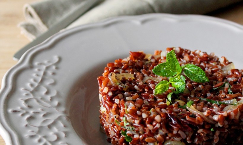 Insalata di riso rosso selvaggio con zenzero candito, mirtilli disidratati e cipolla grigliata