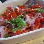 Insalata di pomodori, cipolla rossa ed erbe fresche